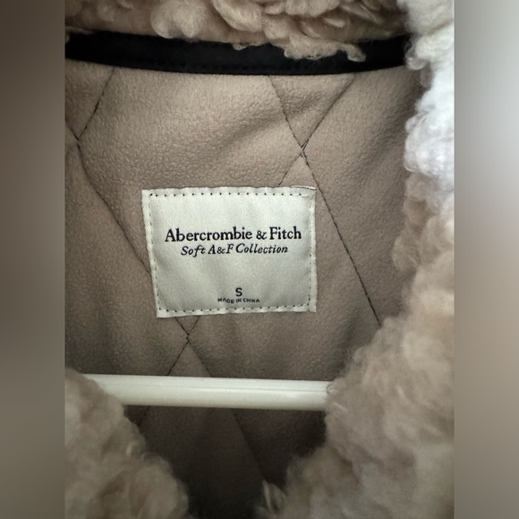 A&F Sherpa Vest - Picture 2 of 3